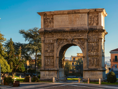 Contatti Sede Benevento: Foto dell'Arco di Traiano, un monumento storico situato a Benevento, simbolo della città dove si trova una delle sedi di Contrader Group.
