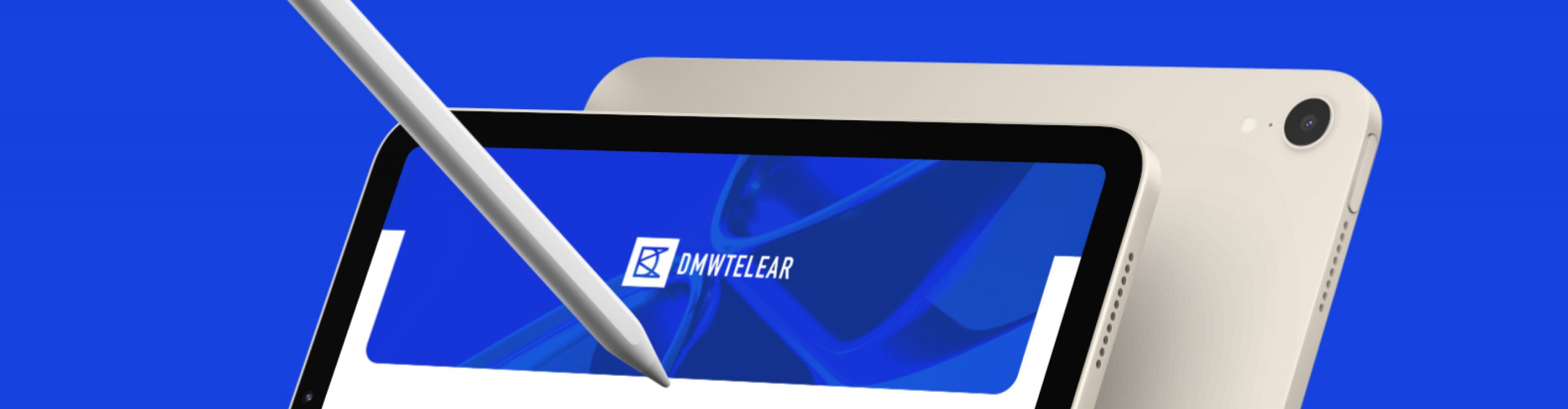 logo DMWTeleAR in bianco e blu su sfondo blu all'interno di un tablet 