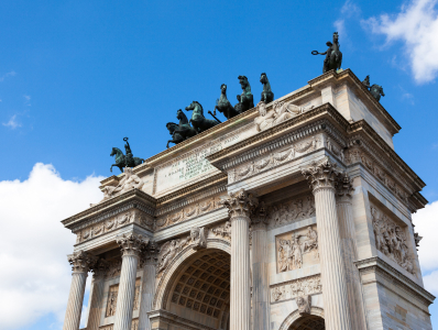 Contatti Sede Milano: Immagine dell'Arco della Pace, un famoso punto di riferimento di Milano, città in cui si trova una delle sedi di Contrader Group.
