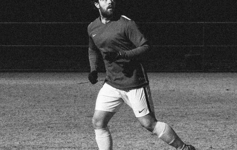 Giocatore di calcio in allenamento che indossa i sensori skilldo soccer, foto in bianco e nero