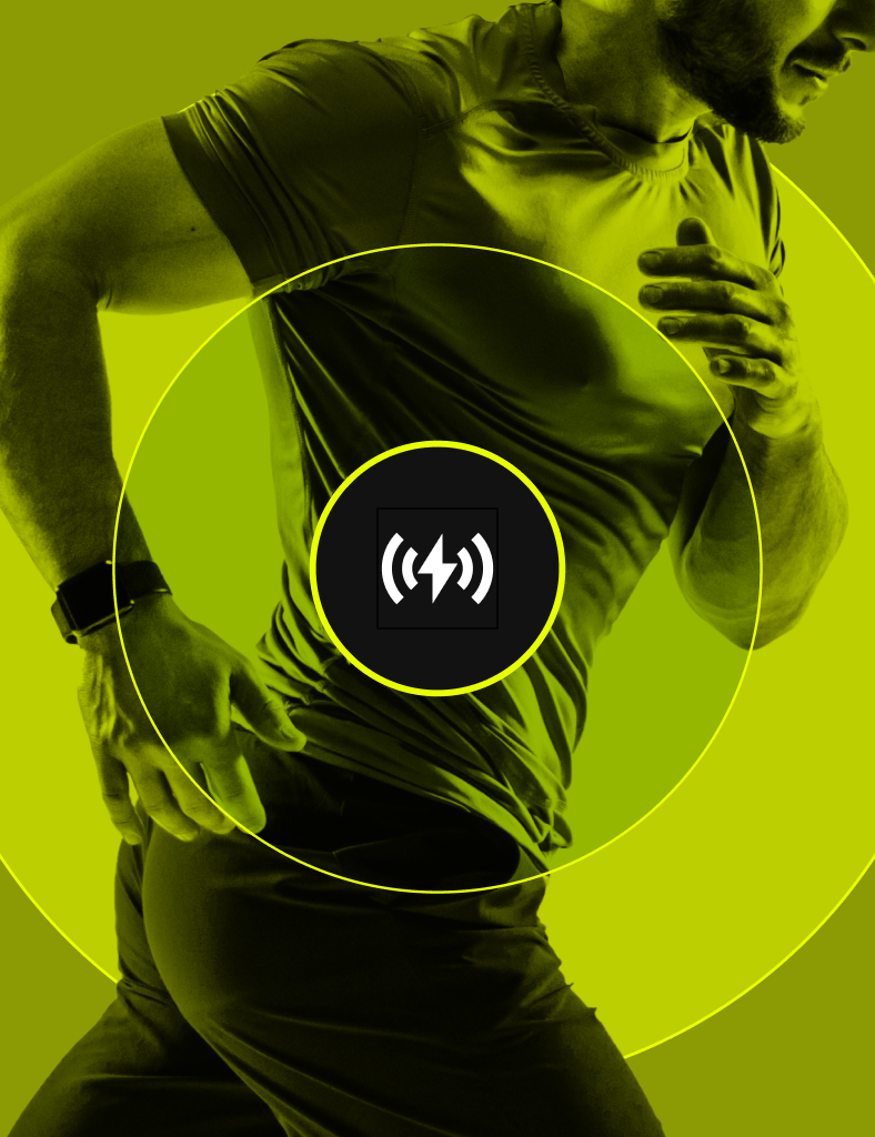 un giocatore in corsa su sfondo verde acido con in evidenza un dettaglio del sensore skilldo soccer contenuto nella T-shirt