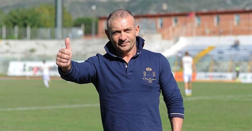 Il presidente della Casertana, Giuseppe D'Agostino, al centro del campo di calcio, mostra sorridente il pollice alzato in segno di approvazione.